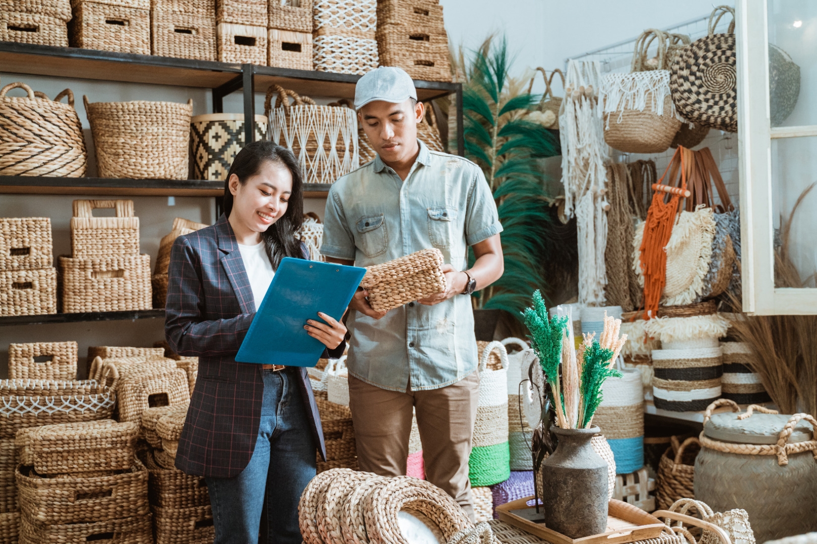mendiskusikan strategi sukses UMKM di era digital